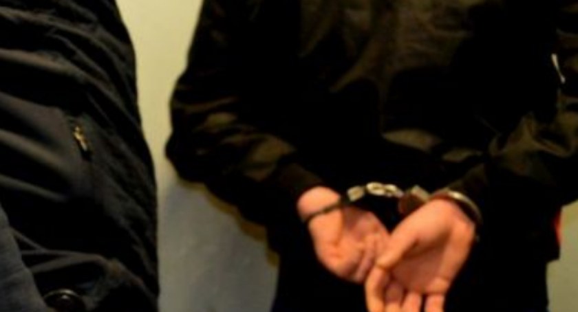 Na widok radiowozu zaczął uciekać. 20-latek w opałach 