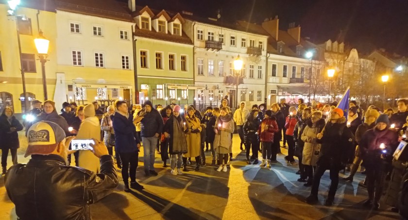Płock solidarny z walczącą Ukrainą. Spontaniczne spotkanie płocczan na starówce 