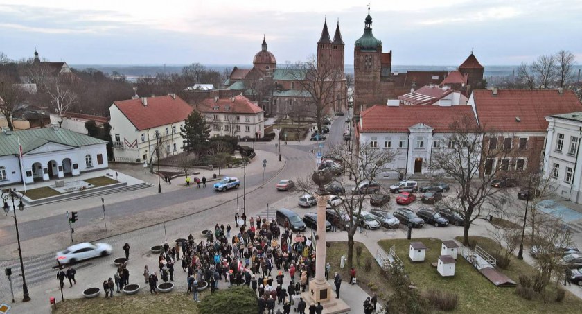 Pomagajmy Ukraińcom… Nie tylko z sercem, ale też z głową! Będzie coraz więcej uchodźców i będą liczyli na nasze STAŁE wsparcie.
