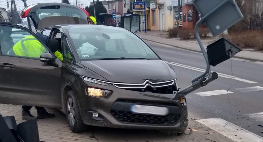 Wypadek na Wyszogrodzkiej. Kierowca uderzył w sygnalizację świetlną
