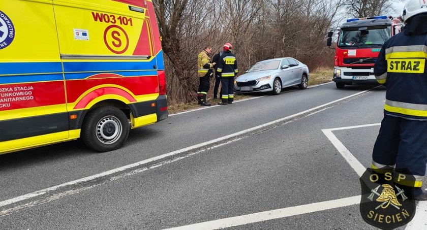 Dziecko wpadło pod samochód. Wypadek w Kobiernikach