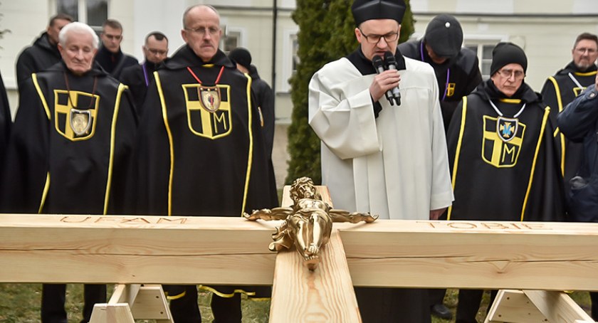 Rycerze Św. Jana Pawła II wzięli dziś udział w Drodze Krzyżowej. Przeszli z mieszkańcami ulicami Płocka  