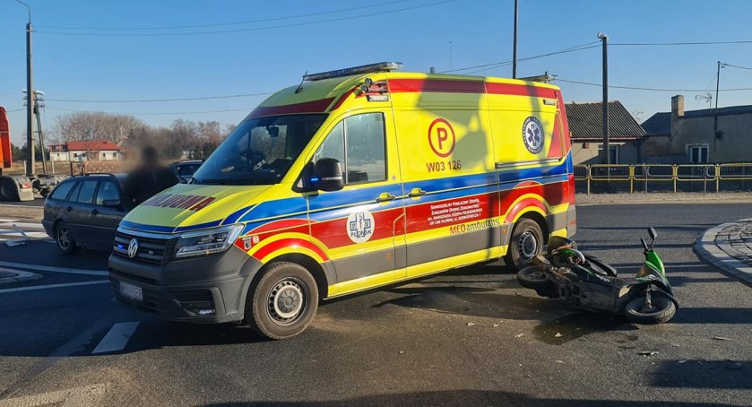 Mercedes nie ustąpił pierwszeństwa motorowerowi. 40-latka i nastolatka w szpitalu 