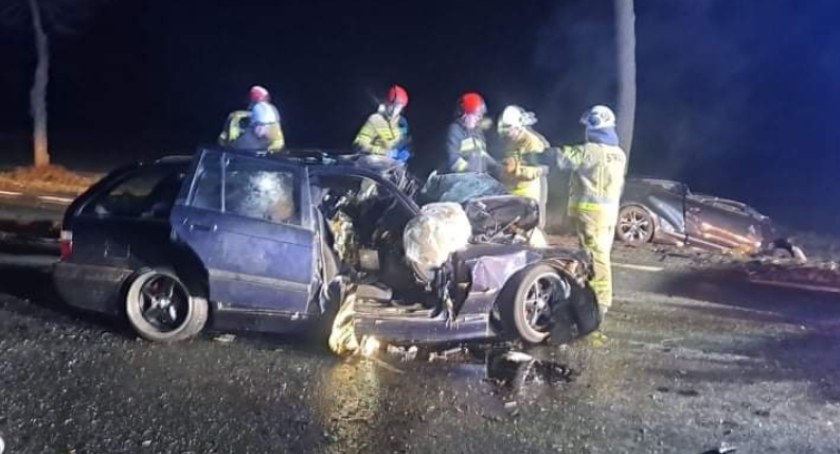 Tragiczny wypadek w Woli Łąckiej. Dwóch młodych kierowców poniosło śmierć na miejscu