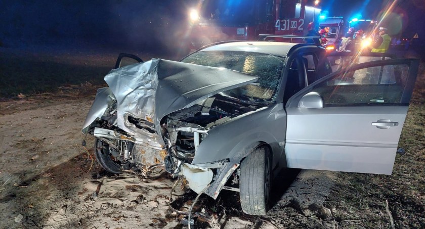 Samochód wjechał w drzewo. Wypadek w Woli Trębskiej