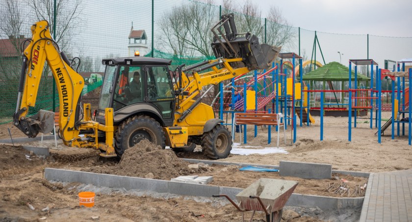 Na Międzytorzu powstaje plac zabaw. Kiedy będzie gotowy?