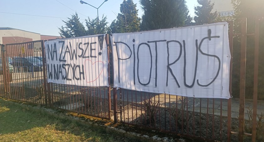 Dziś odbędzie się pogrzeb trzech zamordowanych chłopców. Na parkanie 