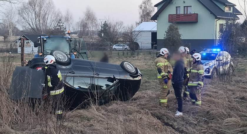 BMW na dachu w Świerczynku. Nikt się do niego nie przyznawał!