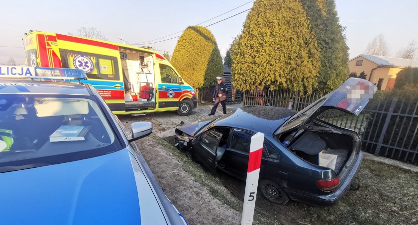 Samochód uderzył w przepust. Wypadek w Kobiernikach