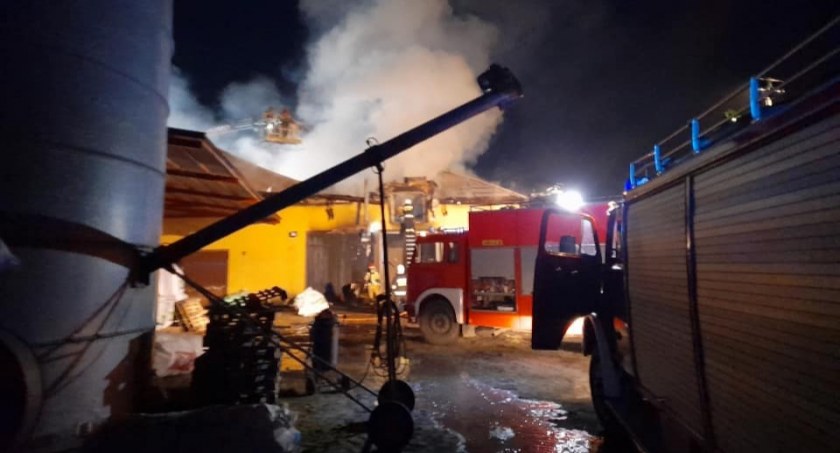 W nocy w Rogowie wybuchł pożar. Do akcji ruszyło 15 wozów strażackich
