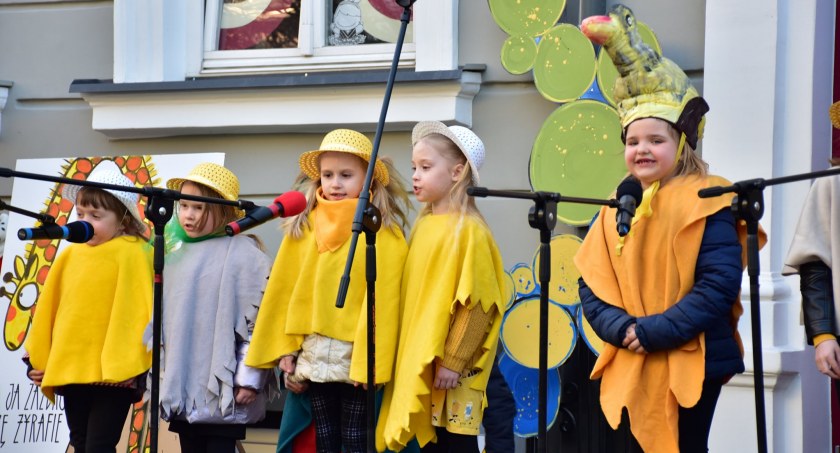 Pan Kleks wyczarował wiosnę na ul. Tumskiej! Cuda i wianki przed Młodzieżowym Domem Kultury [FOTO]