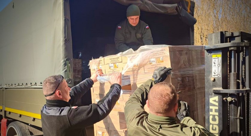 Terytorialsi pomagają w transporcie żywności dla potrzebujących