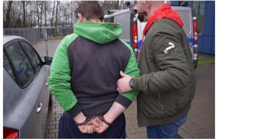 Wpadka dealera z gm. Wyszogród. Policjanci znaleźli marihuanę i amfetaminę w plastikowych pudełkach    