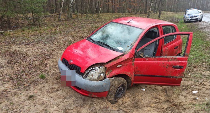 Dachowanie czerwonej toyoty. Jechały nią dwie starsze osoby