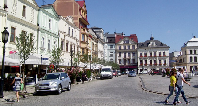 Cieszyn przedzielony rzeką. Powiatowe miasto położone nad Olzą