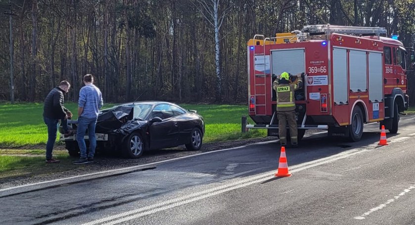 Osobówka wjechała w autobus. Poranne zdarzenie w miejscowości Przykory
