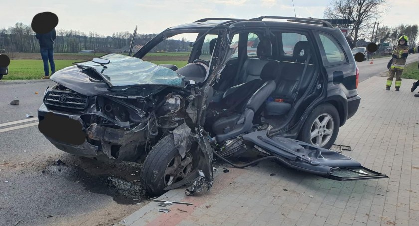 72-letni kierujący toyotą z niewyjaśnionych przyczyn zjechał na przeciwny pas. Dwie osoby w szpitalu 