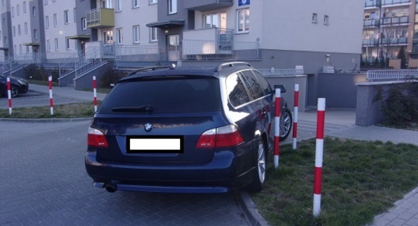 Mistrzowie parkowania w akcji. Skoro brakuje miejsc parkingowych, to mamy takie sytuacje w mieście[FOTO]
