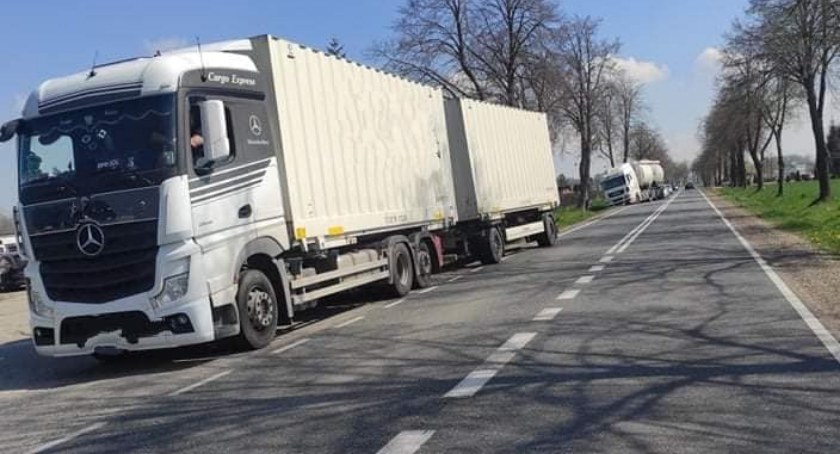 Ruch wahadłowy na DK-60. W Brochocinie zderzyły się dwie ciężarówki! 