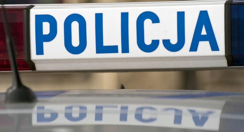 Dachowanie w Rogozinie. Trzy osoby w audi nietrzeźwe. Policja ustala kto kierował 