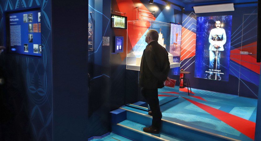 Hologramy, gogle VR, holoboxy! Co jeszcze kryje pojazd przy teatrze? Warto zobaczyć! 