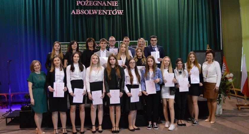 Abiturienci pożegnali szkolne mury. Teraz czas na maturę