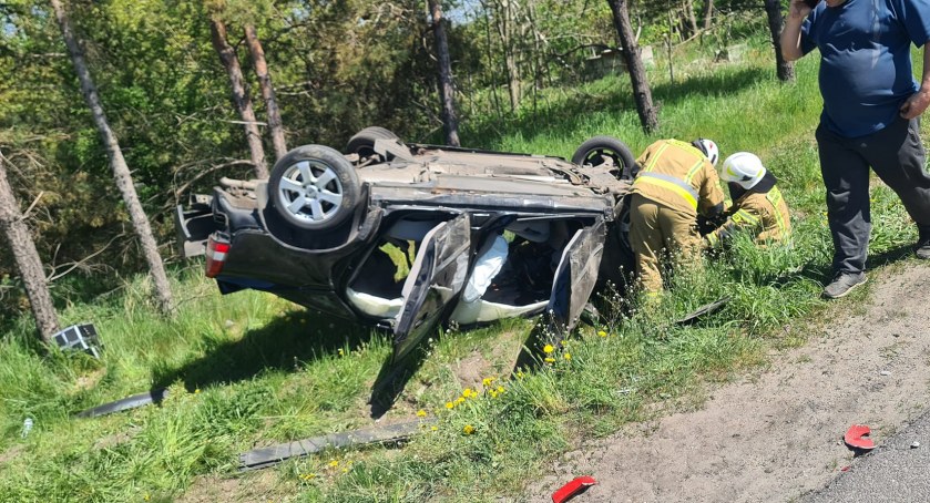 Dachowanie osobówki na DK-10. Utrudnienia w ruchu w miejscowości Tupadły 