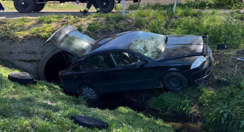 Niebezpieczny poniedziałek na drogach. Osobówka w rowie w Kobylnikach   
