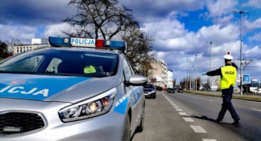 Pijany wjechał w tył samochodu. Ratował się ucieczką... 