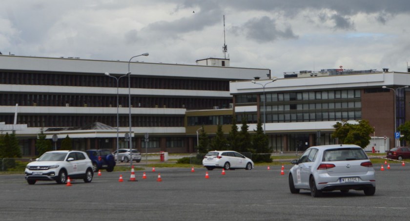 Ostry pisk opon przed biurowcami koncernu. Akademia Bezpiecznej Jazdy znów w Płocku [FOTO]