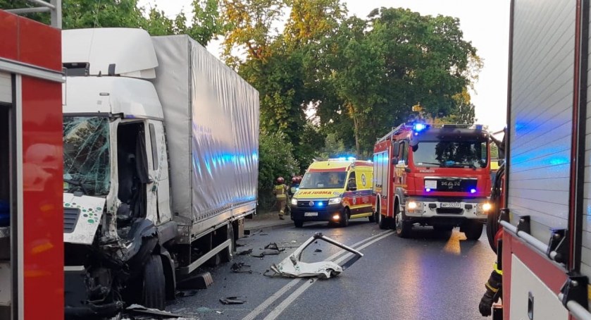 Starcie cięzarówek na zakręcie.  Niebepieczna kolizja zablokowała ruch w Soczewce