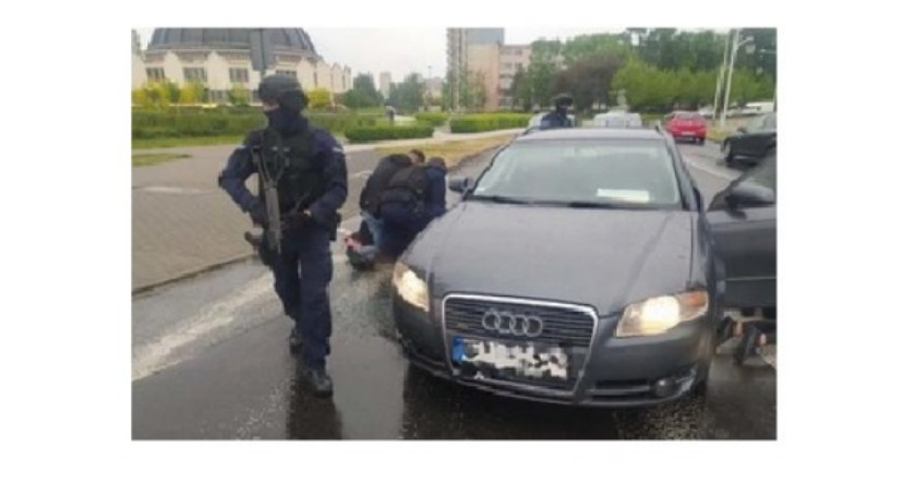 W zatrzymanym audi dwóch podejrzanych o rozbój i maczeta. Brawurowa akcja policjantów na ul. Batalionów Chłopskich  