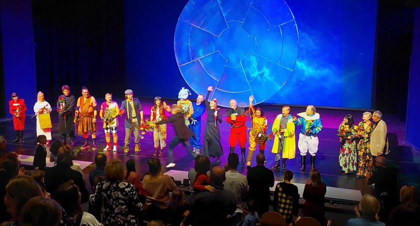 W teatrze Thembowie, dowcipne roboty, łowcy nagród i Gook