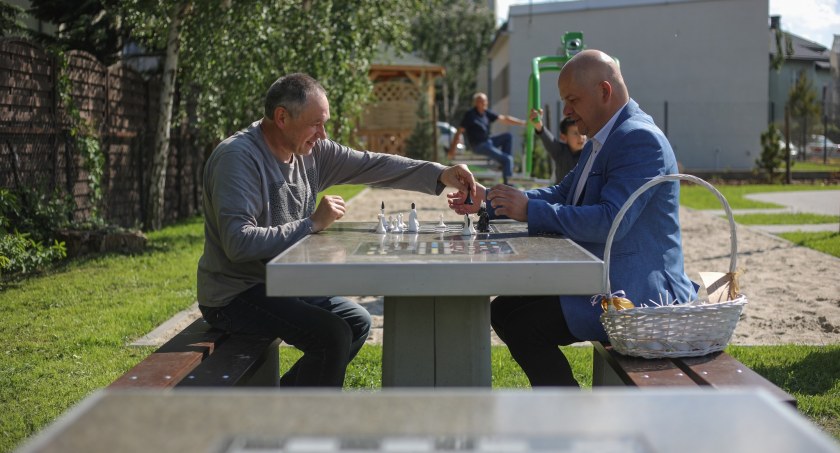 Drzewa, krzewy, zabawki, siłownia pod chmurką. Nowe miejsce rekreacji...