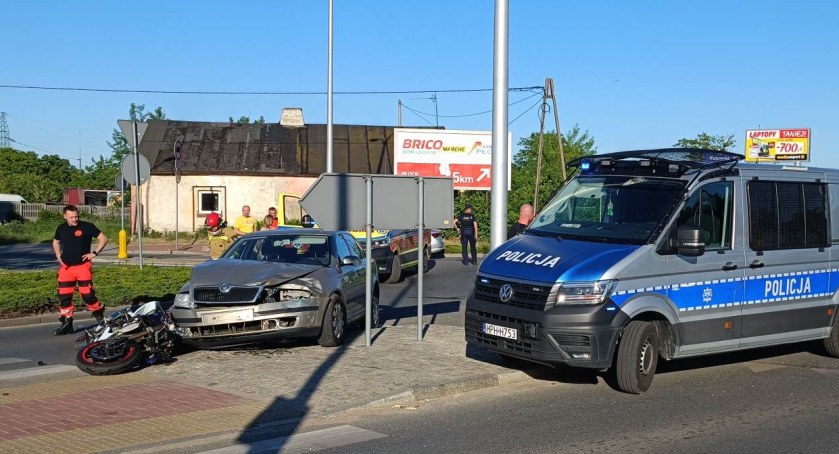 Osobówka zderzyła się z motocyklem. Utrudnienia na rondzie