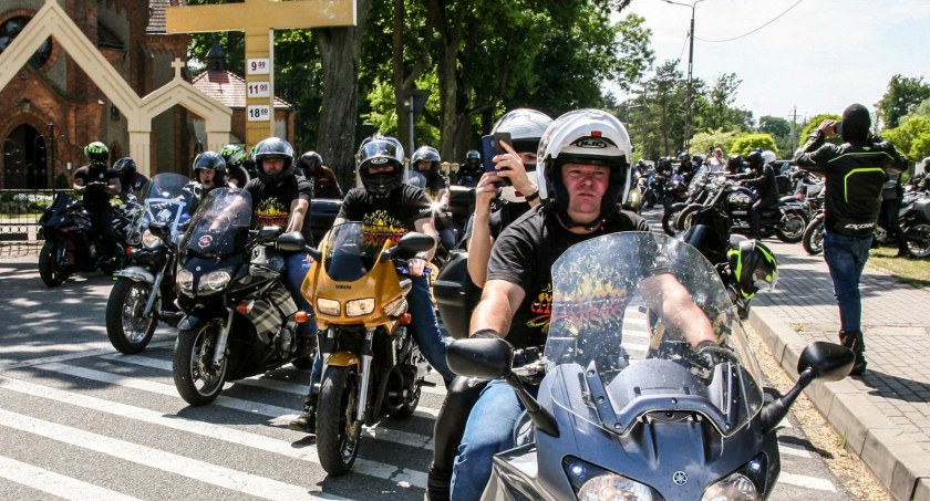 Motocyklowy nalot na Soczewkę. Wszyscy trafili na Zlot u Kaczora [FOTO]