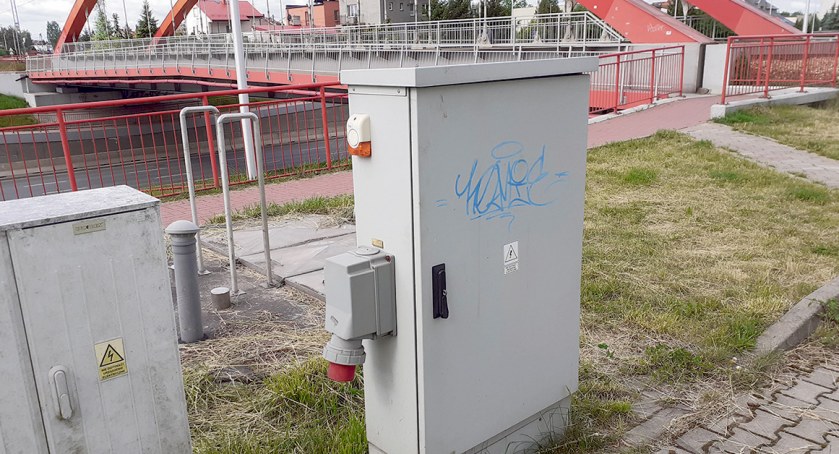Tajemnicza skrzynka elektryczna z wyjącym alarmem w Alejach Piłsudskiego w Płocku