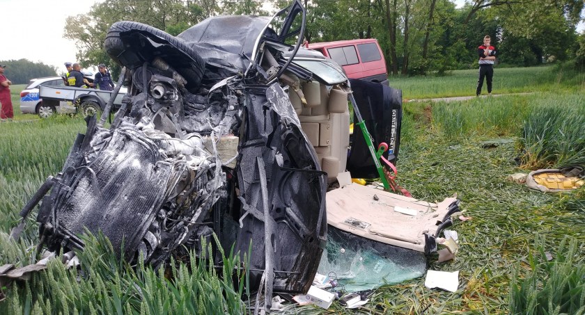 Miazga z audi. Strażakom udało sie uratować uwięzionego mężczyznę  [FOTO]