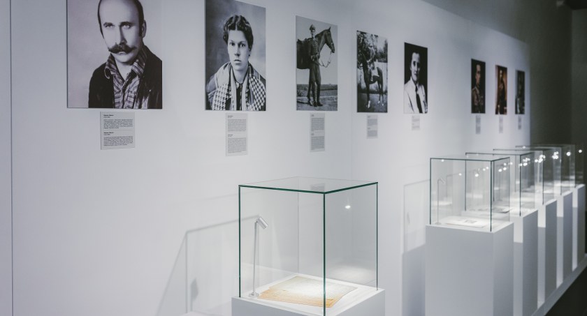 Galeria z rzeką, szafą i kapeluszem
