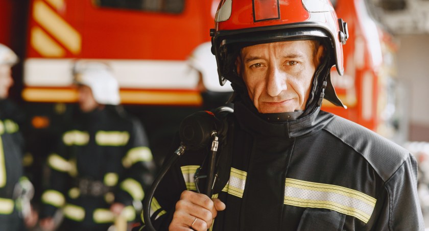 Jakie zawody cenimy najbardziej? Najlepiej postrzegani: strażak i ratownik medyczny, najgorzej – influencerzy i politycy