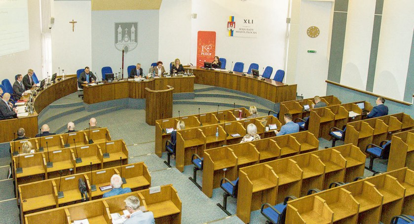 Nieruchomości, oszczędności, zarobki, samochody. Sprawdzamy portfele płockich radnych