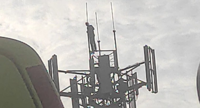 Wszedł na maszt telefoniczny. Mężczyzna chciał odebrać sobie życie 