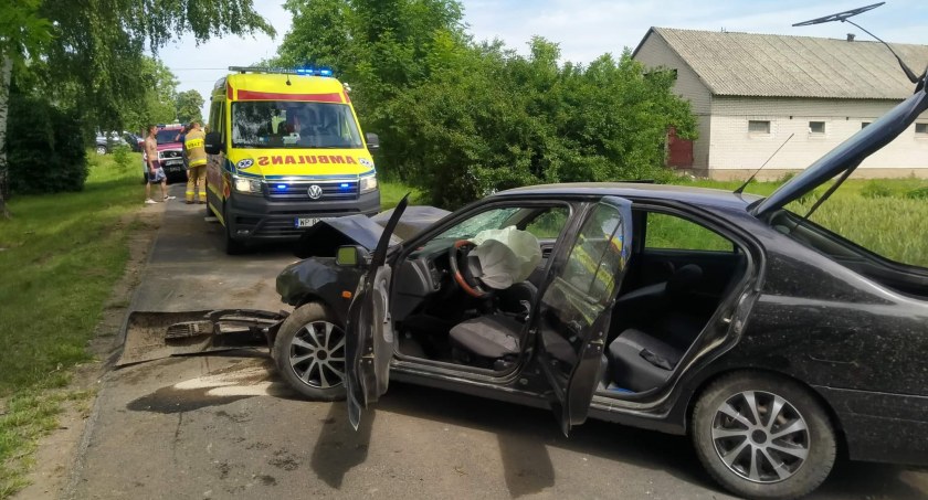Nissan uderzył w brzozę. Dwie osoby w szpitalu [FOTO]