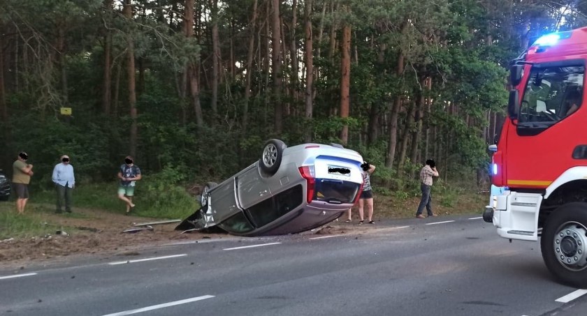Dachowanie w Izabelinie. Dwie osoby w szpitalu