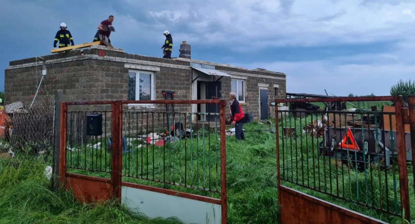 82-latka z Suserza bez dachu nad głową. Wichura w jednej chwili porwała cały jej świat 