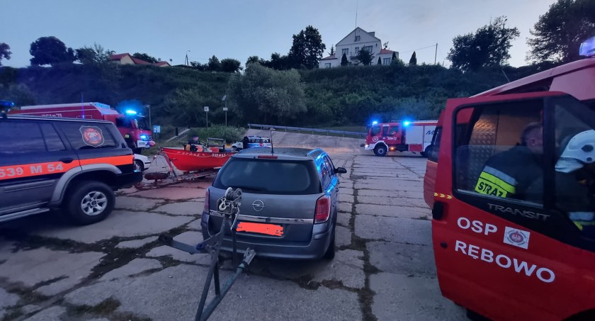 Łódka wywróciła się w środku nocy. Akcja strażaków na Wiśle