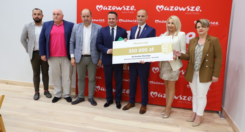 Są środki dla OSP, na budowę dróg oraz obiektów sportowych. Władze Mazowsza wspierają samorządy [ZDJĘCIA]