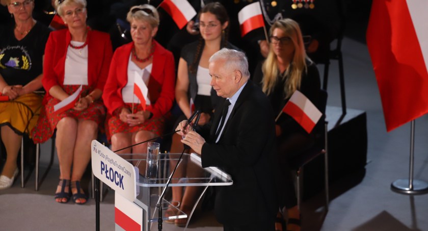Jarosław Kaczyński w Płocku. Tłumy wyborców w płockim teatrze