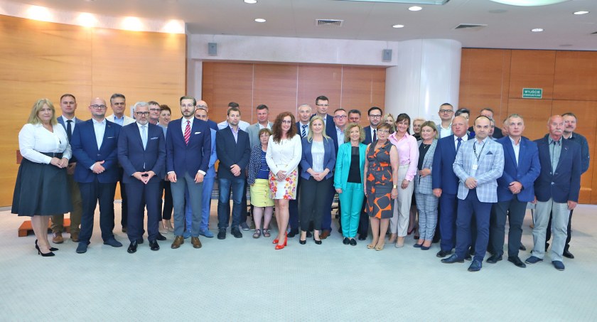 PKN ORLEN, Grupa LOTOS i Związki Zawodowe podpisały gwarancje zatrudnienia dla pracowników  [ZDJĘCIA]