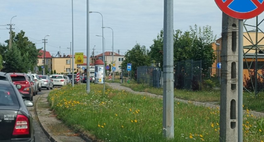Zator na przejeździe kolejowym na ul. Słonecznej w Płocku. PKP nie wiedziało o zepsutej (opuszczonej) rogatce?